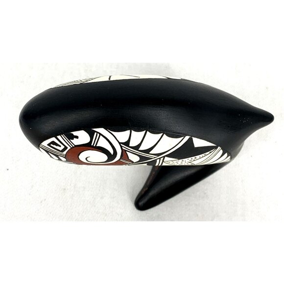 Pacific Northwest Native Whale Figurine Signed Siqco '95 Ceramic 4" Tall - Picture 5 of 6